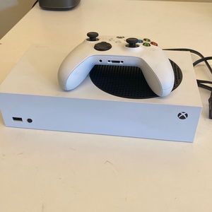 XBOX SERIES S with gaming controller. 512 gb.